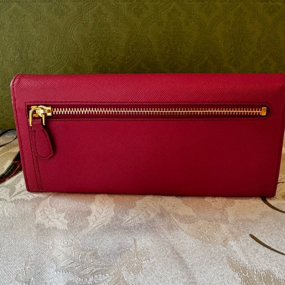Prada wallet that can be converted to a wristlet or crossbody - Picture 2 of 8